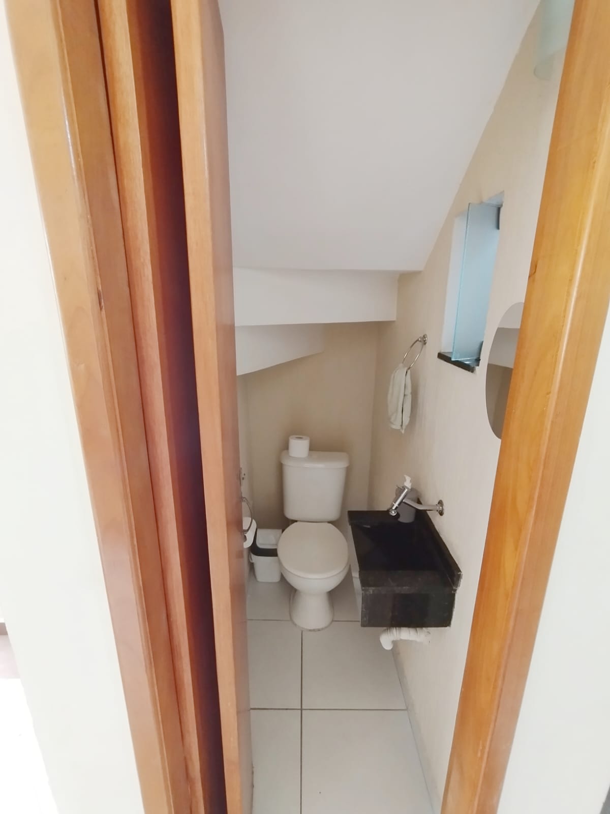  Sobrado em Condomínio Fechado – Ponte Rasa  Excelente sobrado em condomínio fechado, pronto para morar e com ótima localização!  ✨ Características do imóvel:  2 dormitórios, ambos suítes  1 lavabo  Sala ampla para 2 ambientes  Cozinha planejada com balcão integrado e móveis completos  Área de serviços com churrasqueira  1 vaga de garagem