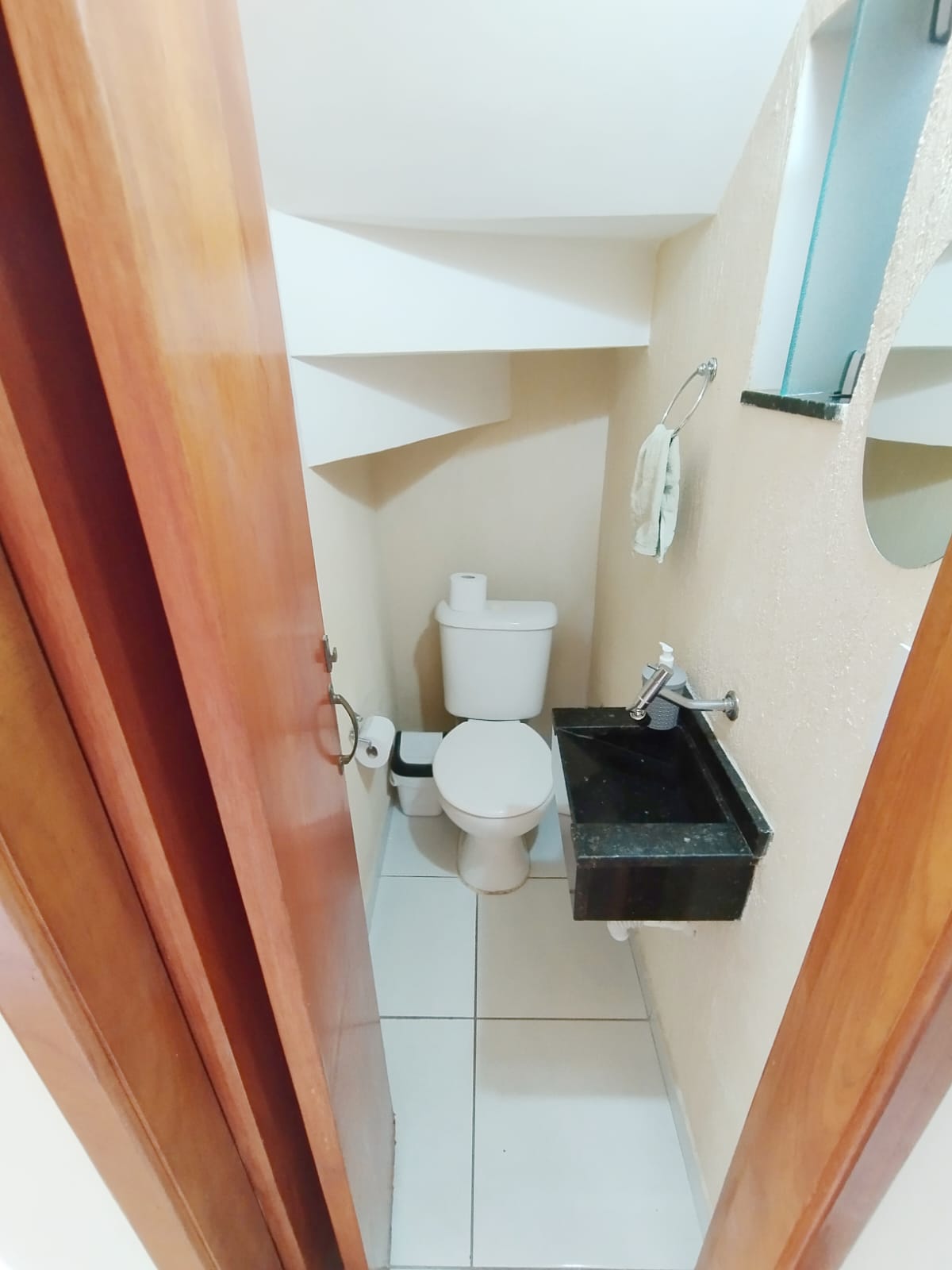  Sobrado em Condomínio Fechado – Ponte Rasa  Excelente sobrado em condomínio fechado, pronto para morar e com ótima localização!  ✨ Características do imóvel:  2 dormitórios, ambos suítes  1 lavabo  Sala ampla para 2 ambientes  Cozinha planejada com balcão integrado e móveis completos  Área de serviços com churrasqueira  1 vaga de garagem