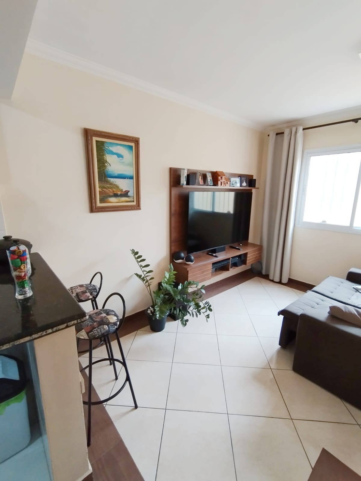  Sobrado em Condomínio Fechado – Ponte Rasa  Excelente sobrado em condomínio fechado, pronto para morar e com ótima localização!  ✨ Características do imóvel:  2 dormitórios, ambos suítes  1 lavabo  Sala ampla para 2 ambientes  Cozinha planejada com balcão integrado e móveis completos  Área de serviços com churrasqueira  1 vaga de garagem