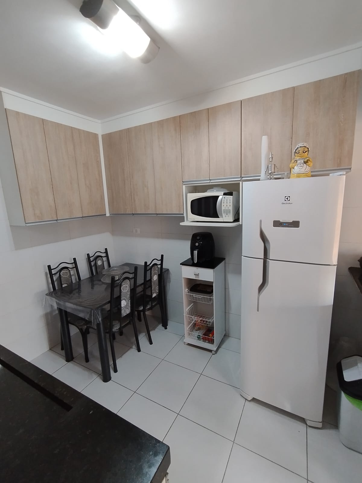  Sobrado em Condomínio Fechado – Ponte Rasa  Excelente sobrado em condomínio fechado, pronto para morar e com ótima localização!  ✨ Características do imóvel:  2 dormitórios, ambos suítes  1 lavabo  Sala ampla para 2 ambientes  Cozinha planejada com balcão integrado e móveis completos  Área de serviços com churrasqueira  1 vaga de garagem