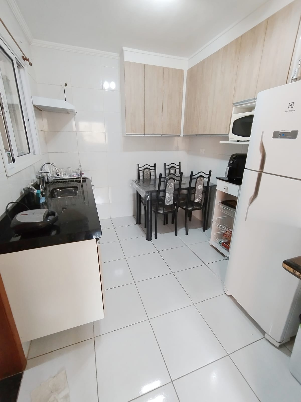  Sobrado em Condomínio Fechado – Ponte Rasa  Excelente sobrado em condomínio fechado, pronto para morar e com ótima localização!  ✨ Características do imóvel:  2 dormitórios, ambos suítes  1 lavabo  Sala ampla para 2 ambientes  Cozinha planejada com balcão integrado e móveis completos  Área de serviços com churrasqueira  1 vaga de garagem