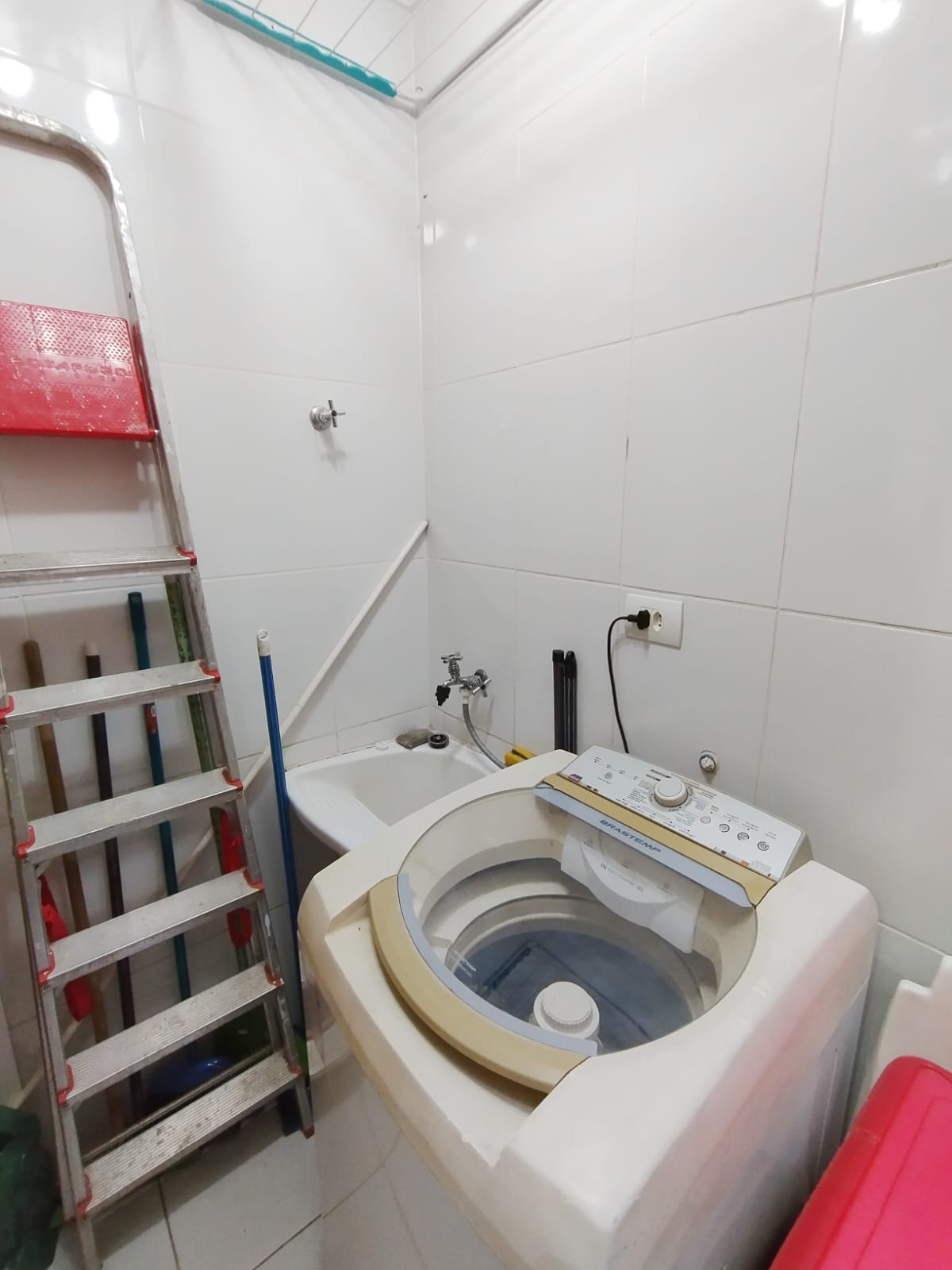 Sobrado em Condomínio Fechado – Ponte Rasa  Excelente sobrado em condomínio fechado, pronto para morar e com ótima localização!  ✨ Características do imóvel:  2 dormitórios, ambos suítes  1 lavabo  Sala ampla para 2 ambientes  Cozinha planejada com balcão integrado e móveis completos  Área de serviços com churrasqueira  1 vaga de garagem