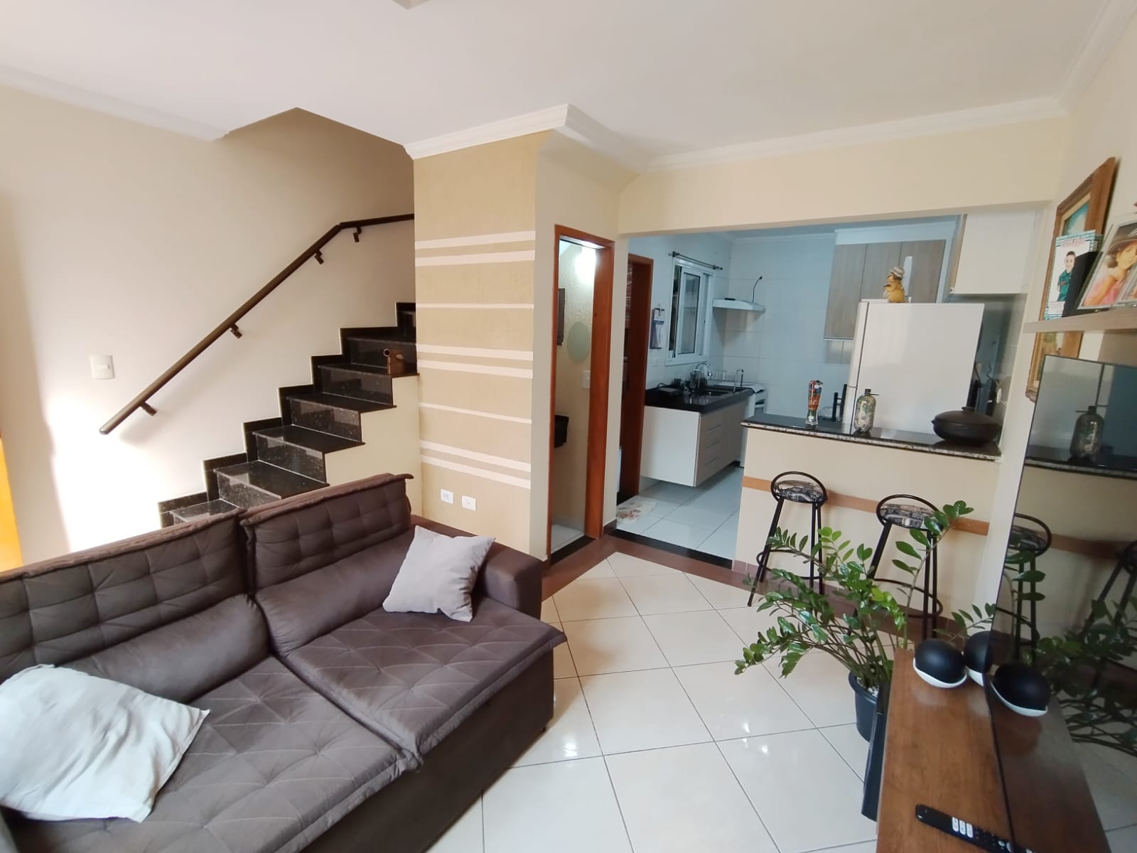  Sobrado em Condomínio Fechado – Ponte Rasa  Excelente sobrado em condomínio fechado, pronto para morar e com ótima localização!  ✨ Características do imóvel:  2 dormitórios, ambos suítes  1 lavabo  Sala ampla para 2 ambientes  Cozinha planejada com balcão integrado e móveis completos  Área de serviços com churrasqueira  1 vaga de garagem