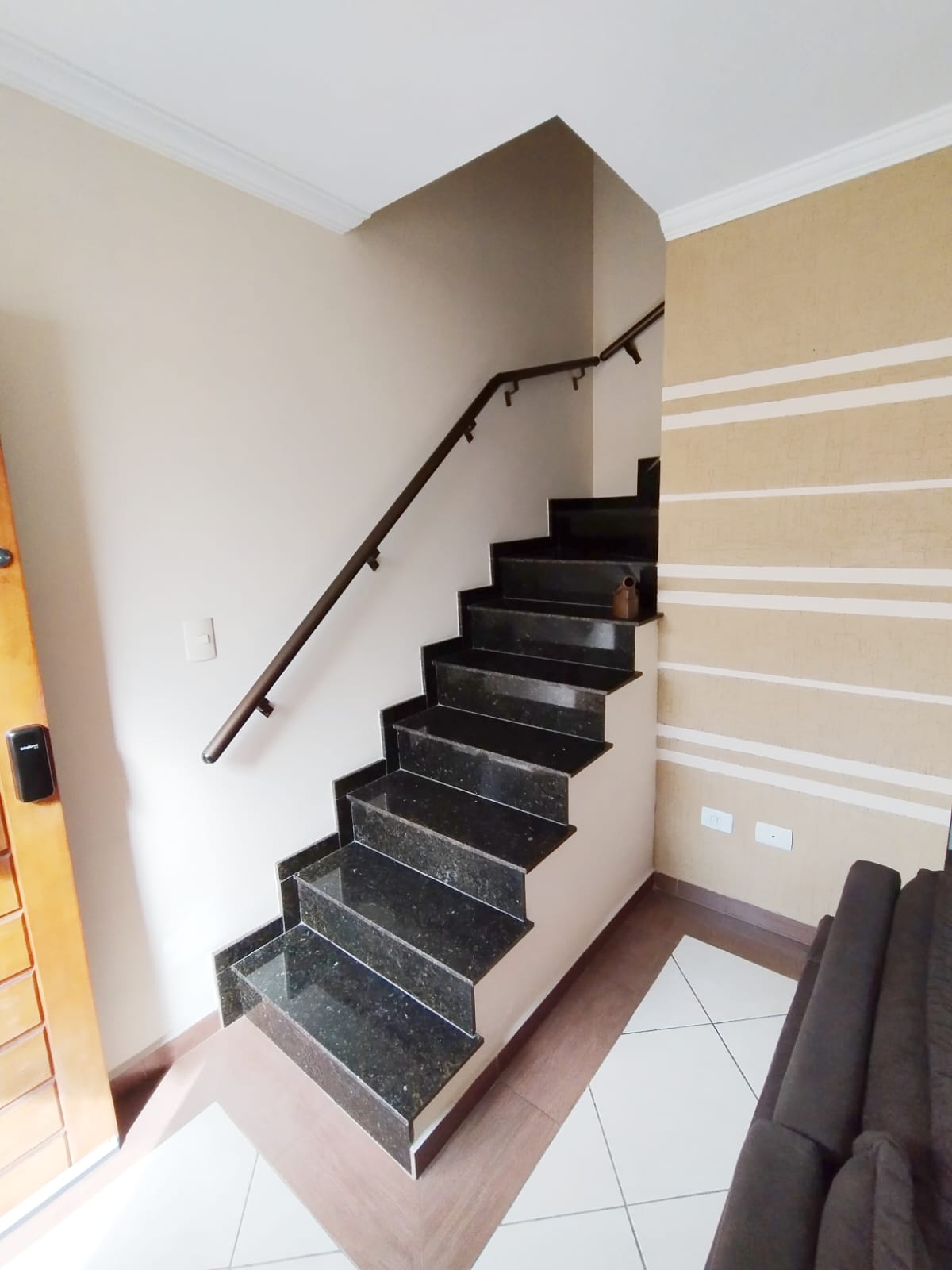  Sobrado em Condomínio Fechado – Ponte Rasa  Excelente sobrado em condomínio fechado, pronto para morar e com ótima localização!  ✨ Características do imóvel:  2 dormitórios, ambos suítes  1 lavabo  Sala ampla para 2 ambientes  Cozinha planejada com balcão integrado e móveis completos  Área de serviços com churrasqueira  1 vaga de garagem