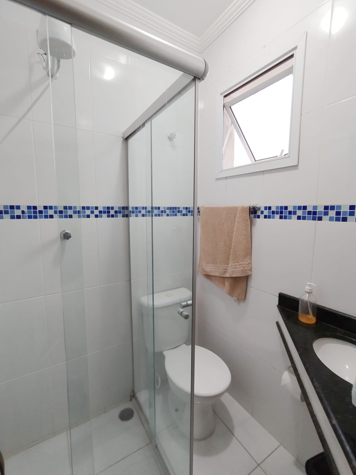  Sobrado em Condomínio Fechado – Ponte Rasa  Excelente sobrado em condomínio fechado, pronto para morar e com ótima localização!  ✨ Características do imóvel:  2 dormitórios, ambos suítes  1 lavabo  Sala ampla para 2 ambientes  Cozinha planejada com balcão integrado e móveis completos  Área de serviços com churrasqueira  1 vaga de garagem