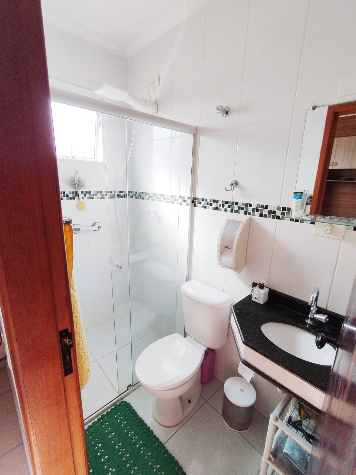  Sobrado em Condomínio Fechado – Ponte Rasa  Excelente sobrado em condomínio fechado, pronto para morar e com ótima localização!  ✨ Características do imóvel:  2 dormitórios, ambos suítes  1 lavabo  Sala ampla para 2 ambientes  Cozinha planejada com balcão integrado e móveis completos  Área de serviços com churrasqueira  1 vaga de garagem