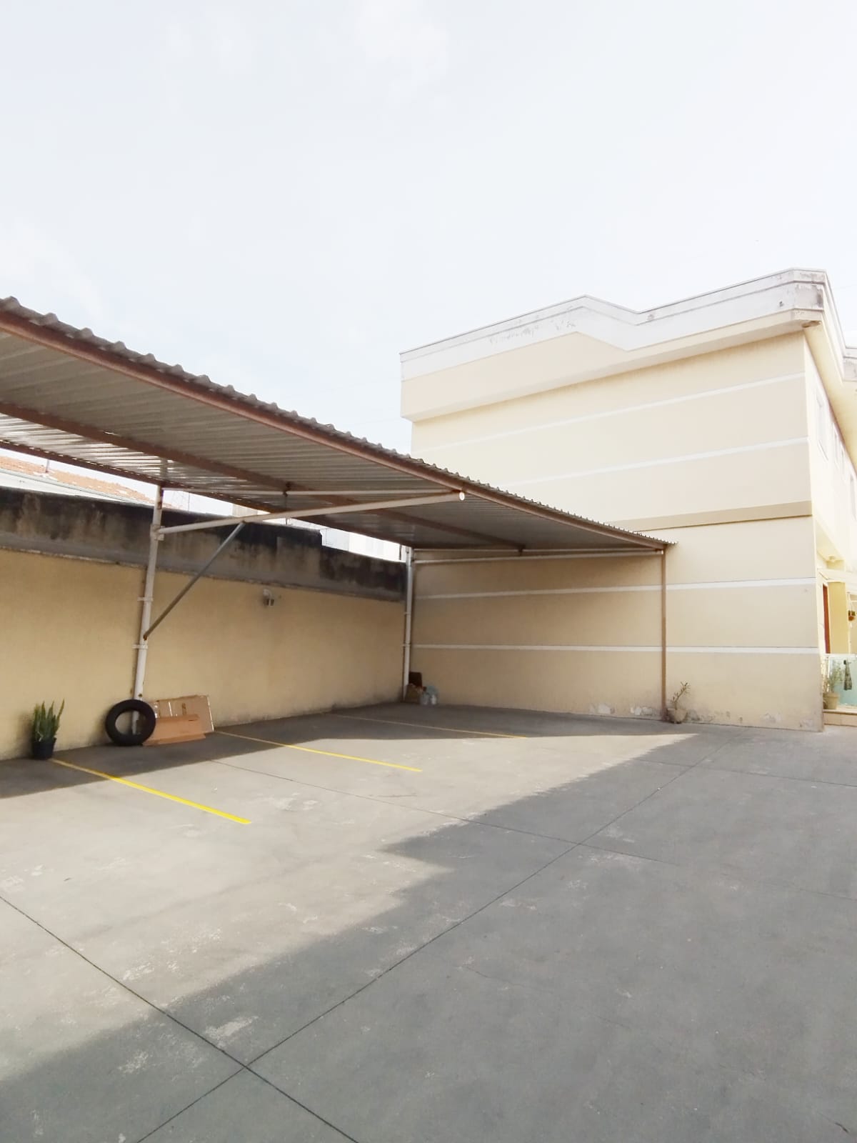  Sobrado em Condomínio Fechado – Ponte Rasa  Excelente sobrado em condomínio fechado, pronto para morar e com ótima localização!  ✨ Características do imóvel:  2 dormitórios, ambos suítes  1 lavabo  Sala ampla para 2 ambientes  Cozinha planejada com balcão integrado e móveis completos  Área de serviços com churrasqueira  1 vaga de garagem