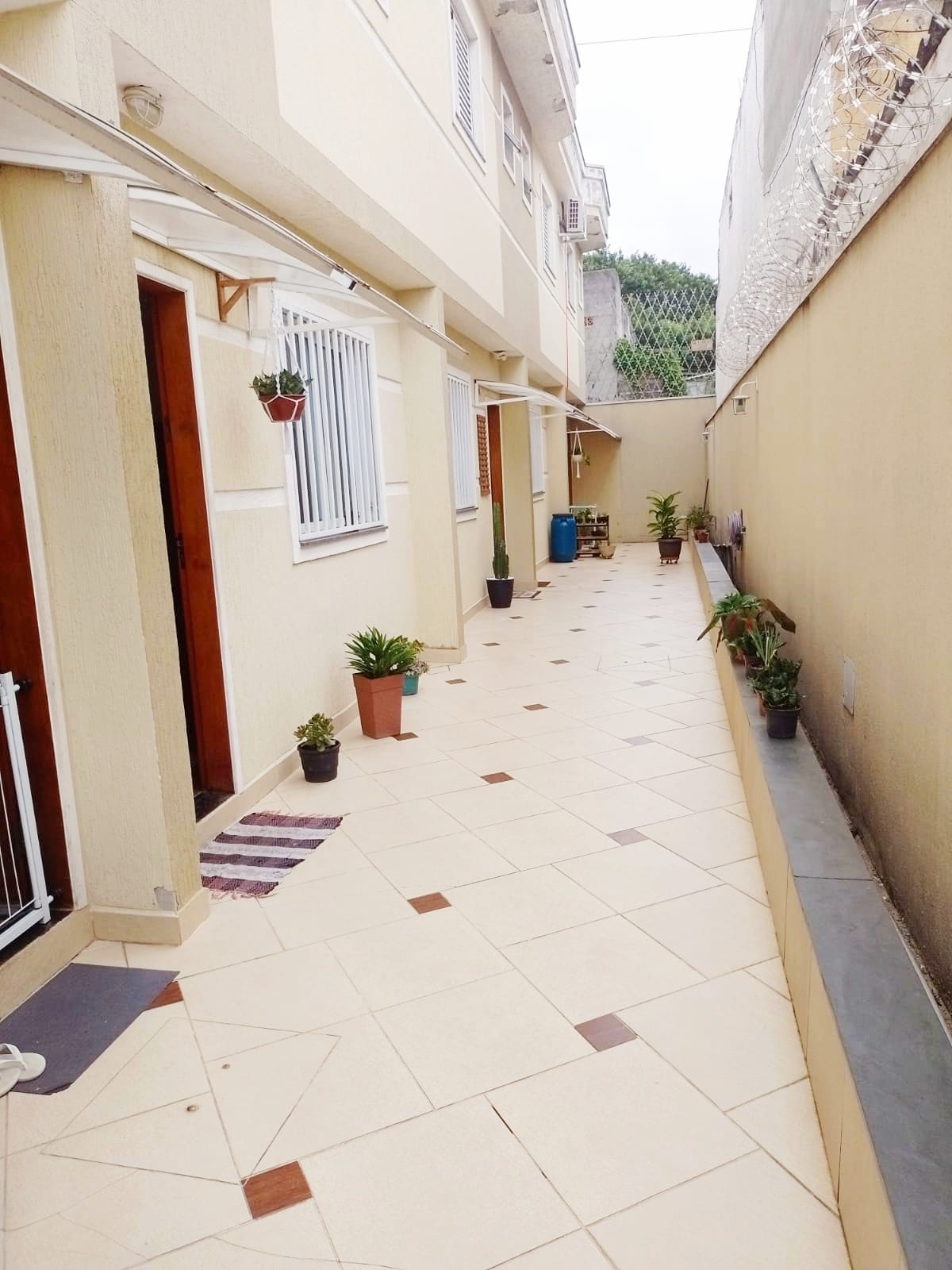  Sobrado em Condomínio Fechado – Ponte Rasa  Excelente sobrado em condomínio fechado, pronto para morar e com ótima localização!  ✨ Características do imóvel:  2 dormitórios, ambos suítes  1 lavabo  Sala ampla para 2 ambientes  Cozinha planejada com balcão integrado e móveis completos  Área de serviços com churrasqueira  1 vaga de garagem