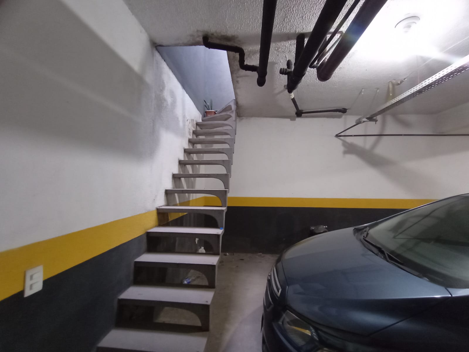  Casa em Condomínio Fechado na Vila Ré  Descubra o conforto e a praticidade desta linda casa em condomínio fechado, localizada em um dos bairros mais desejados da região.  ✨ Características do imóvel:  100 m² bem distribuídos  3 dormitórios, sendo 1 suíte  2 vagas de garagem