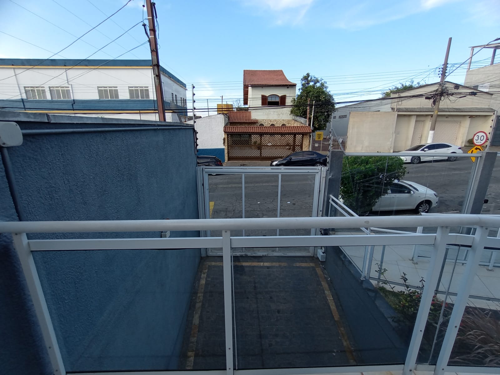  Casa em Condomínio Fechado na Vila Ré  Descubra o conforto e a praticidade desta linda casa em condomínio fechado, localizada em um dos bairros mais desejados da região.  ✨ Características do imóvel:  100 m² bem distribuídos  3 dormitórios, sendo 1 suíte  2 vagas de garagem