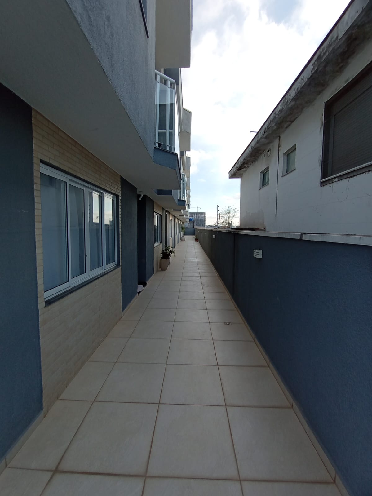  Casa em Condomínio Fechado na Vila Ré  Descubra o conforto e a praticidade desta linda casa em condomínio fechado, localizada em um dos bairros mais desejados da região.  ✨ Características do imóvel:  100 m² bem distribuídos  3 dormitórios, sendo 1 suíte  2 vagas de garagem