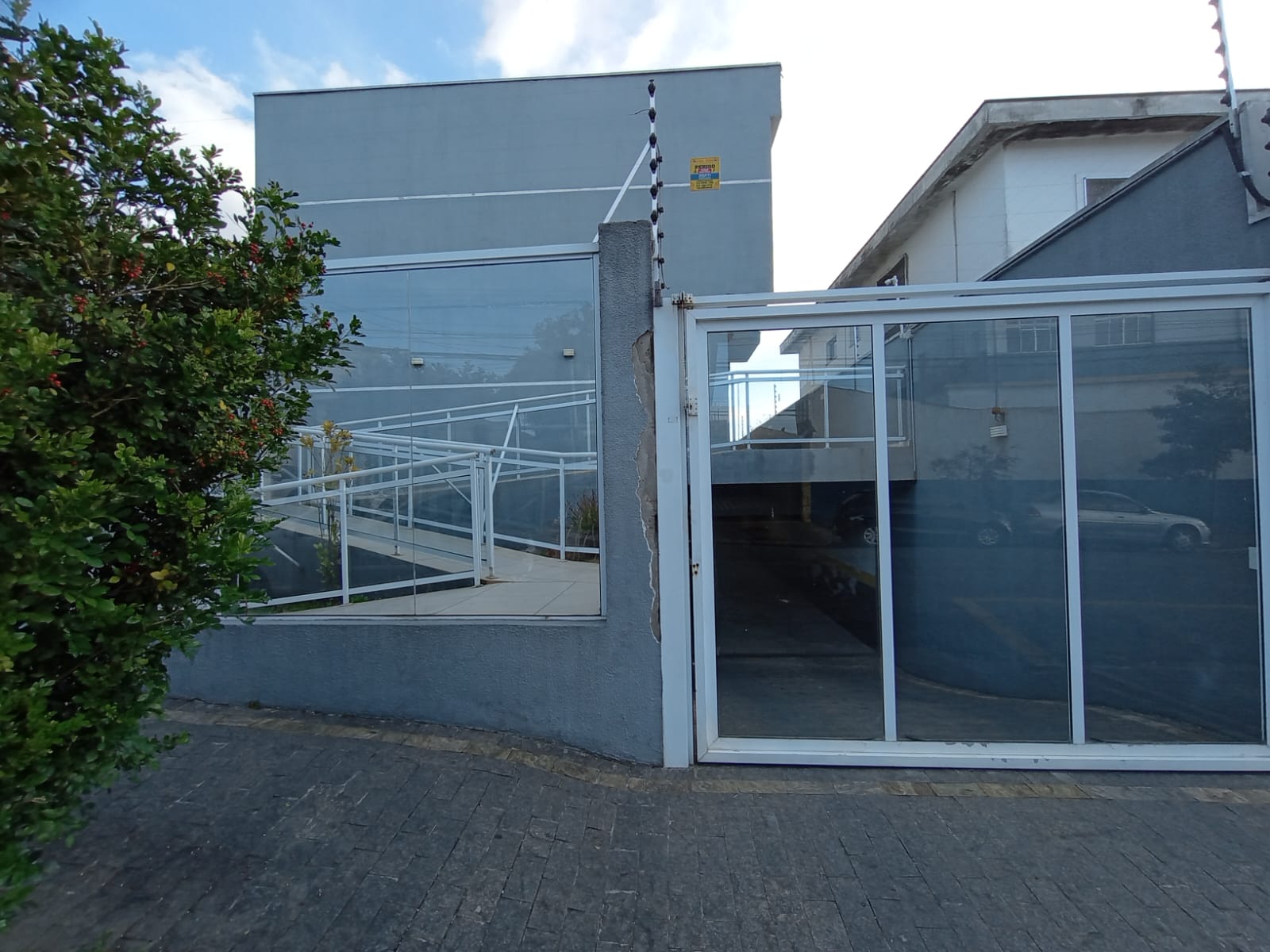  Casa em Condomínio Fechado na Vila Ré  Descubra o conforto e a praticidade desta linda casa em condomínio fechado, localizada em um dos bairros mais desejados da região.  ✨ Características do imóvel:  100 m² bem distribuídos  3 dormitórios, sendo 1 suíte  2 vagas de garagem