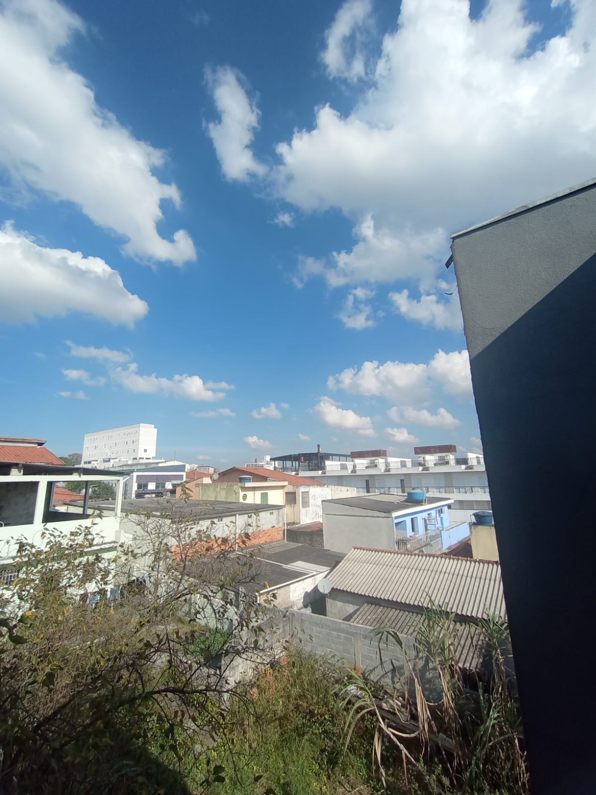  Casa em Condomínio Fechado na Vila Ré  Descubra o conforto e a praticidade desta linda casa em condomínio fechado, localizada em um dos bairros mais desejados da região.  ✨ Características do imóvel:  100 m² bem distribuídos  3 dormitórios, sendo 1 suíte  2 vagas de garagem