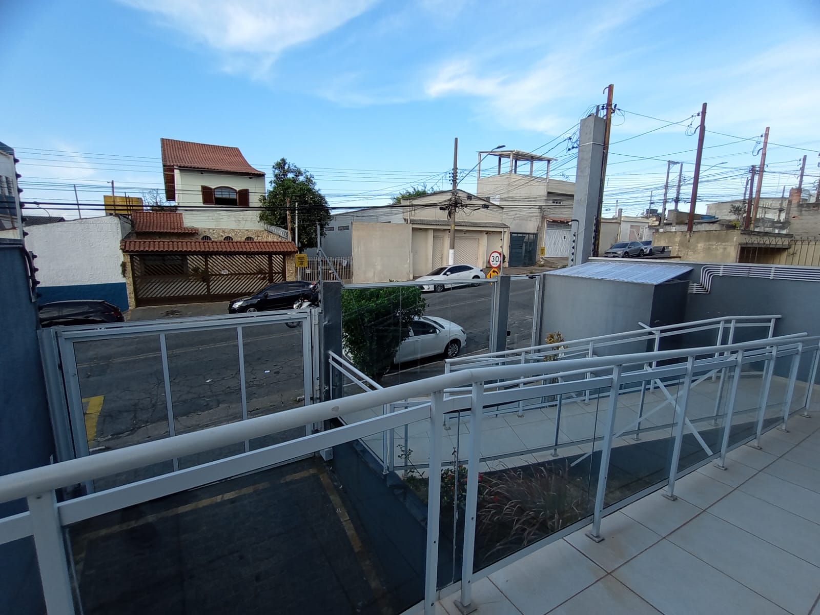  Casa em Condomínio Fechado na Vila Ré  Descubra o conforto e a praticidade desta linda casa em condomínio fechado, localizada em um dos bairros mais desejados da região.  ✨ Características do imóvel:  100 m² bem distribuídos  3 dormitórios, sendo 1 suíte  2 vagas de garagem