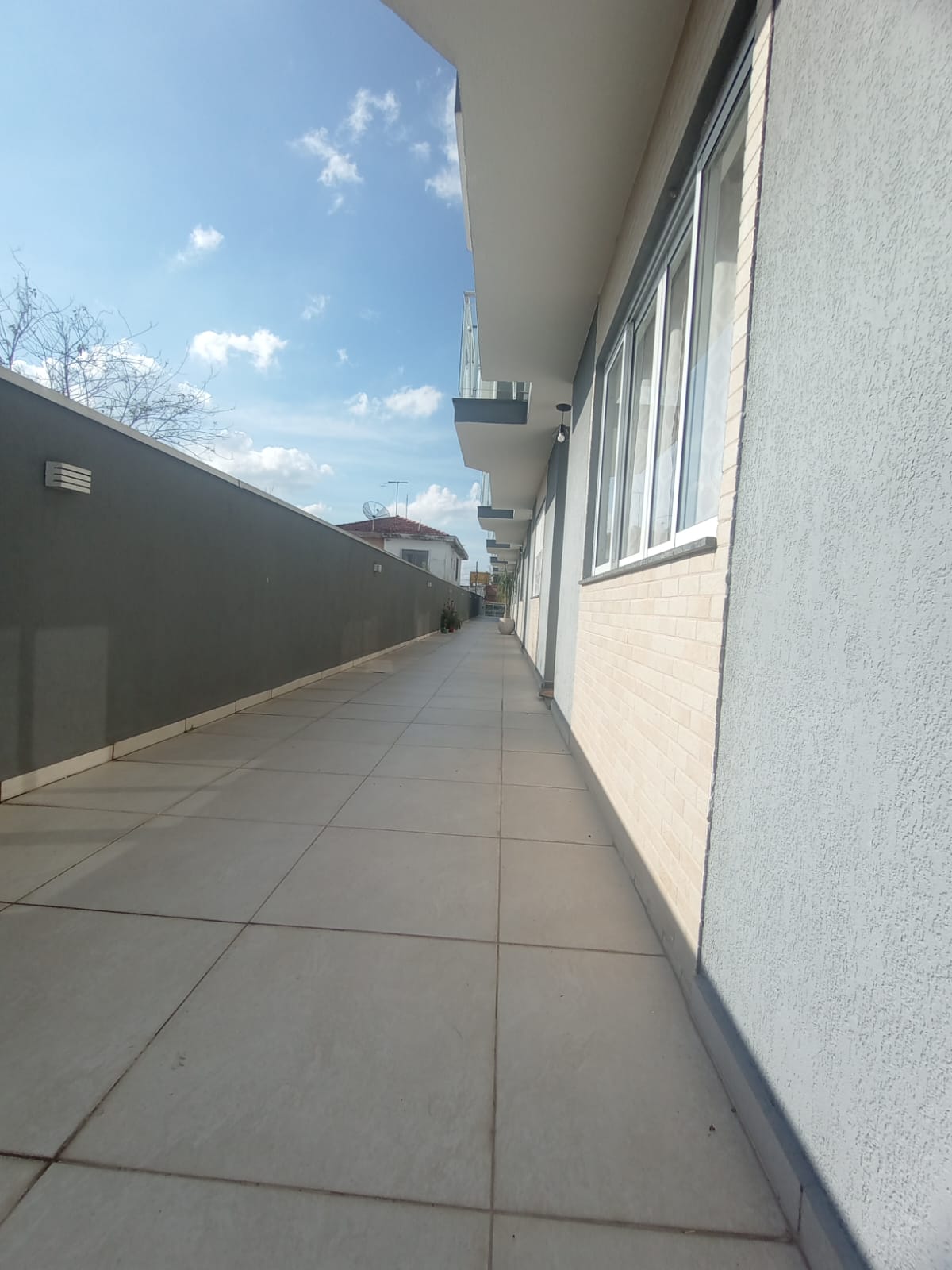  Casa em Condomínio Fechado na Vila Ré  Descubra o conforto e a praticidade desta linda casa em condomínio fechado, localizada em um dos bairros mais desejados da região.  ✨ Características do imóvel:  100 m² bem distribuídos  3 dormitórios, sendo 1 suíte  2 vagas de garagem