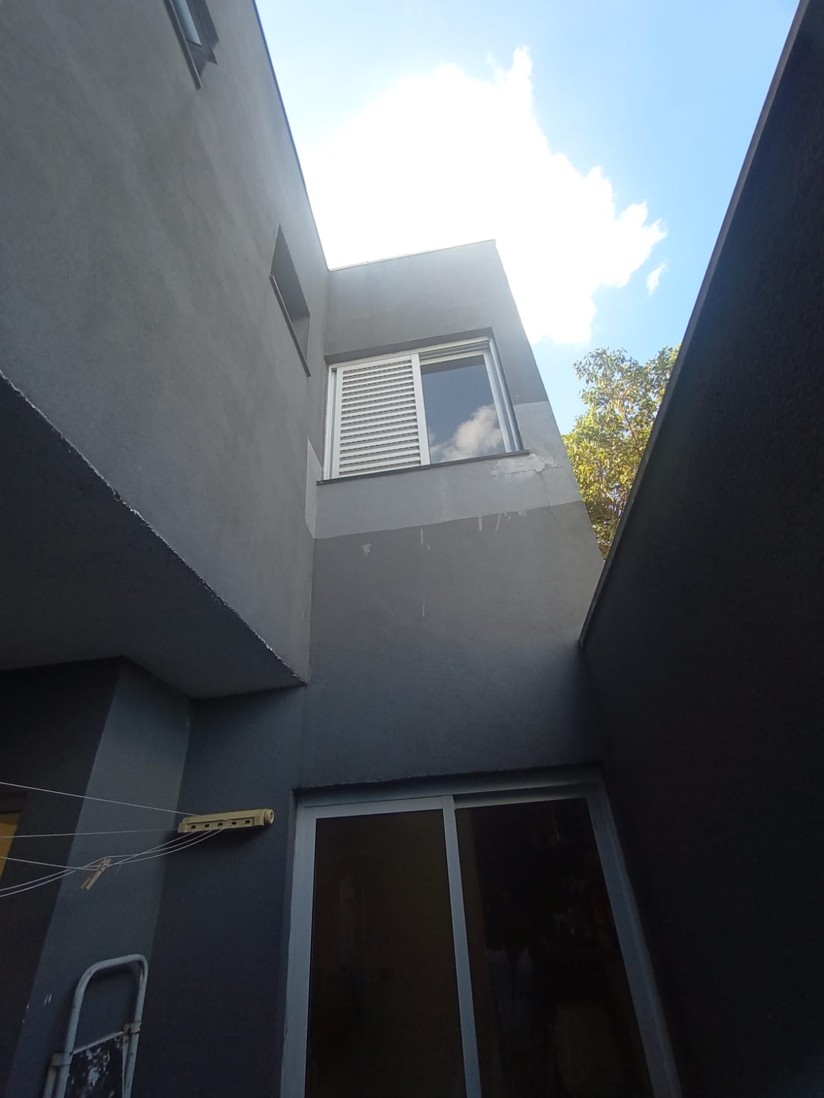  Casa em Condomínio Fechado na Vila Ré  Descubra o conforto e a praticidade desta linda casa em condomínio fechado, localizada em um dos bairros mais desejados da região.  ✨ Características do imóvel:  100 m² bem distribuídos  3 dormitórios, sendo 1 suíte  2 vagas de garagem