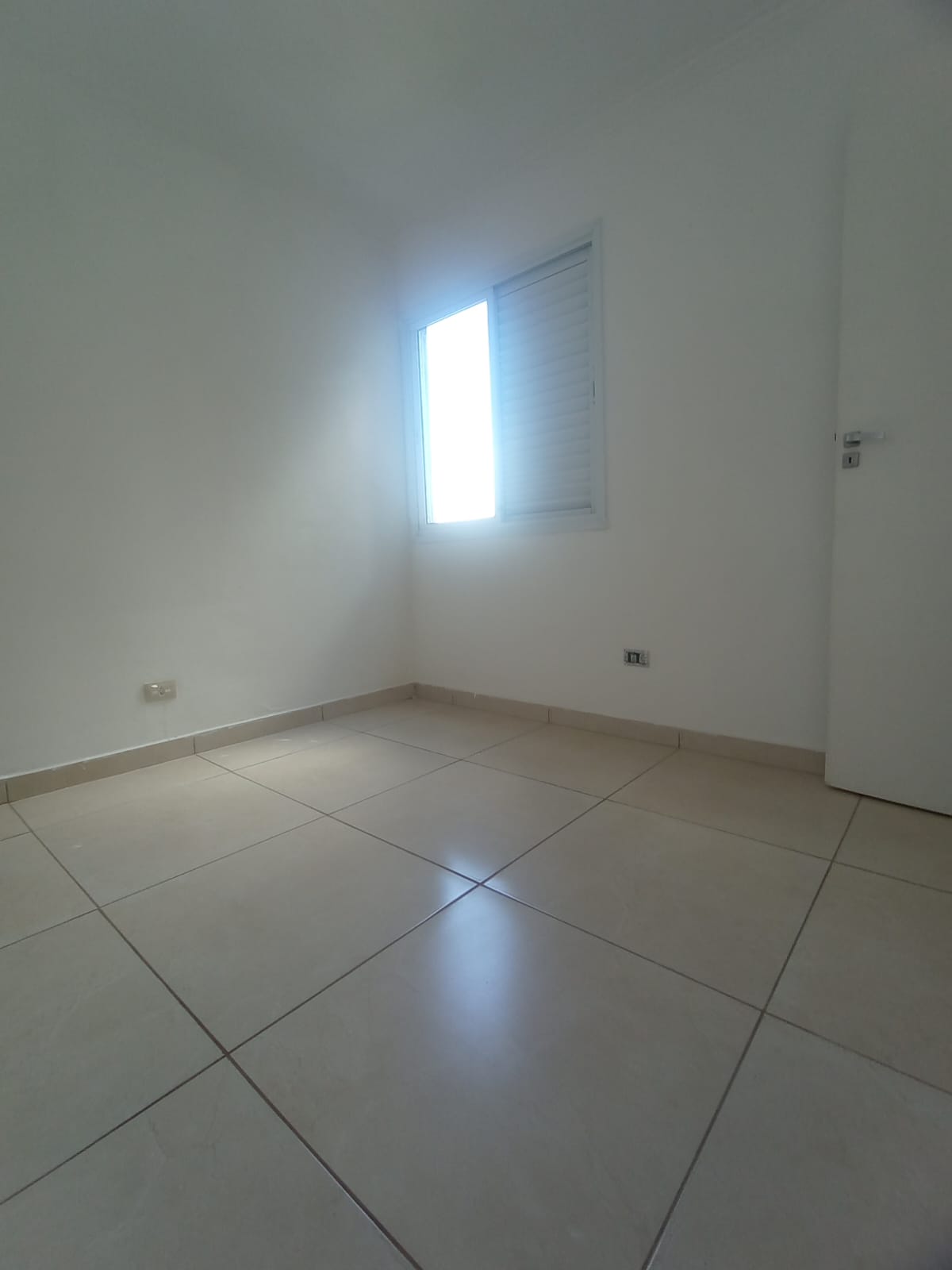  Casa em Condomínio Fechado na Vila Ré  Descubra o conforto e a praticidade desta linda casa em condomínio fechado, localizada em um dos bairros mais desejados da região.  ✨ Características do imóvel:  100 m² bem distribuídos  3 dormitórios, sendo 1 suíte  2 vagas de garagem