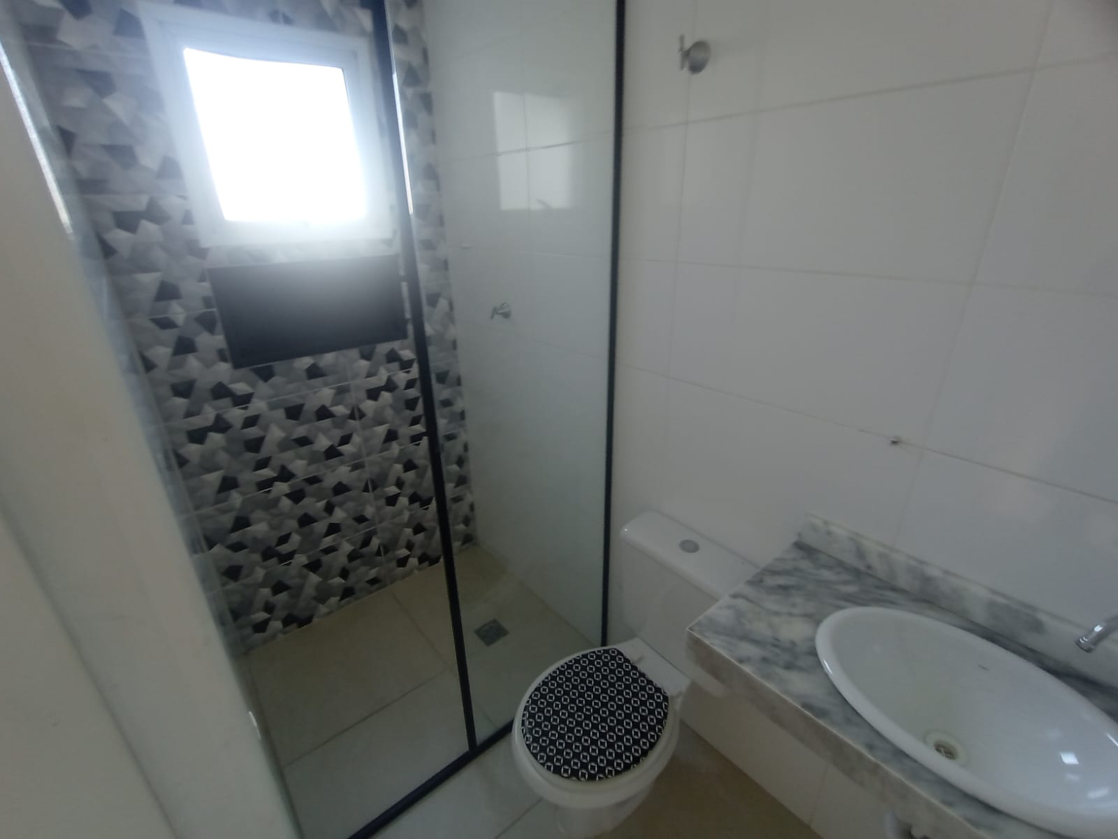  Casa em Condomínio Fechado na Vila Ré  Descubra o conforto e a praticidade desta linda casa em condomínio fechado, localizada em um dos bairros mais desejados da região.  ✨ Características do imóvel:  100 m² bem distribuídos  3 dormitórios, sendo 1 suíte  2 vagas de garagem