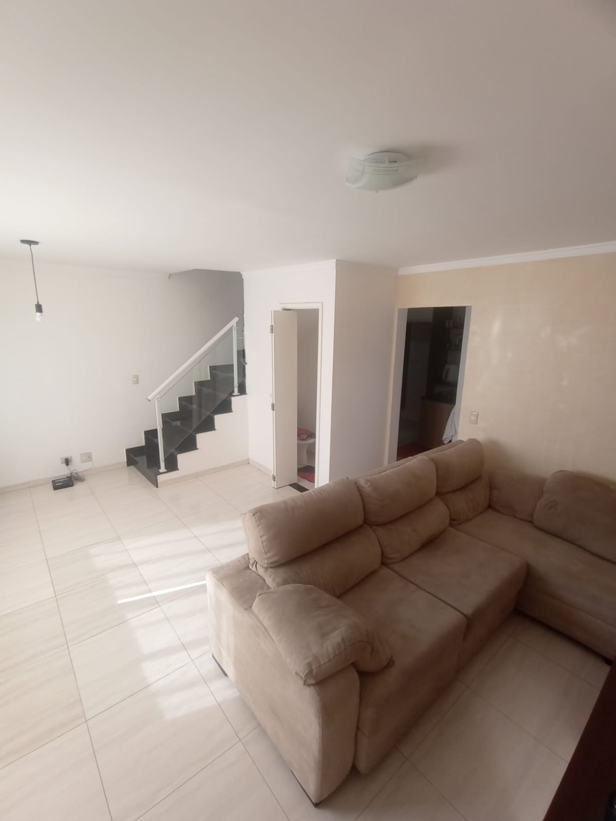  Casa em Condomínio Fechado na Vila Ré  Descubra o conforto e a praticidade desta linda casa em condomínio fechado, localizada em um dos bairros mais desejados da região.  ✨ Características do imóvel:  100 m² bem distribuídos  3 dormitórios, sendo 1 suíte  2 vagas de garagem