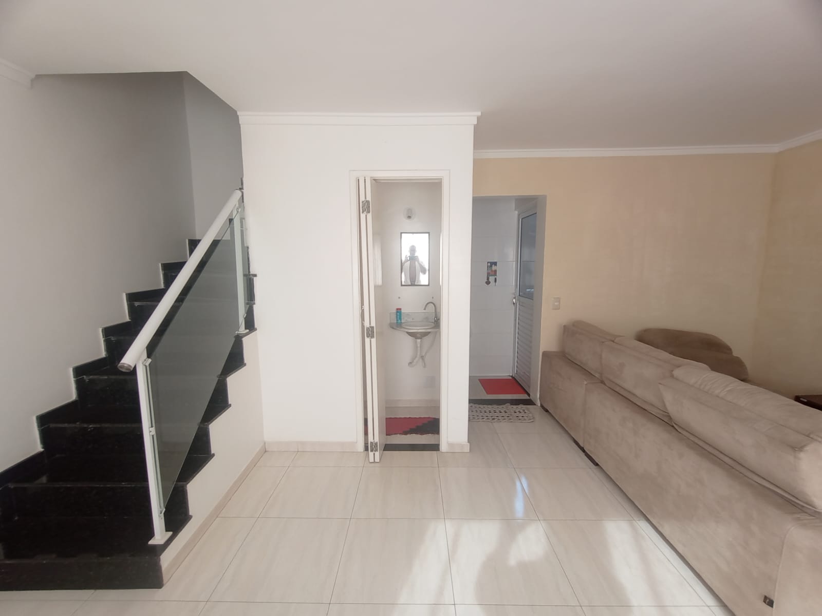  Casa em Condomínio Fechado na Vila Ré  Descubra o conforto e a praticidade desta linda casa em condomínio fechado, localizada em um dos bairros mais desejados da região.  ✨ Características do imóvel:  100 m² bem distribuídos  3 dormitórios, sendo 1 suíte  2 vagas de garagem