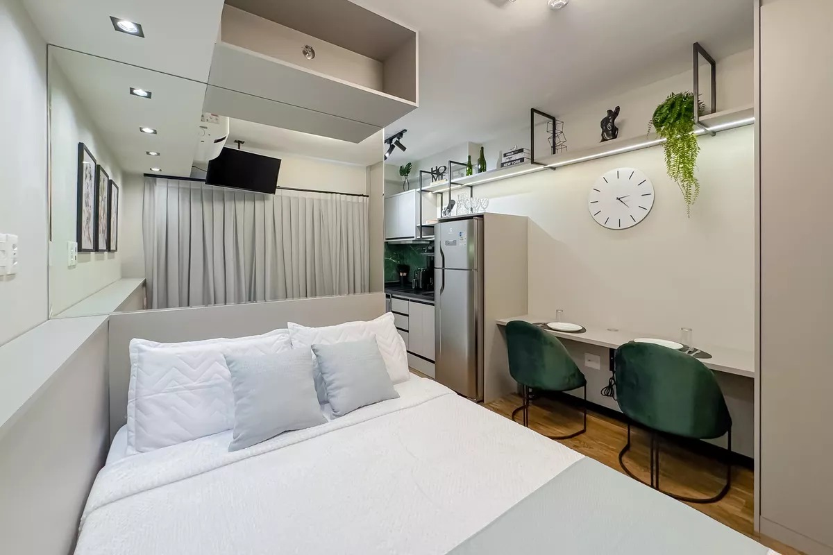 Studio Mobiliado para Aluguel – Próximo ao Metrô Paraíso e Av. Paulista  Este studio mobiliado de 21m² está disponível para locação e é ideal para quem busca praticidade, conforto e uma localização estratégica em São Paulo.  1 dormitório ensolarado (face norte)  Studio completo, com todos os utensílios e totalmente mobiliado – é só entrar e morar!  Rua tranquila e arborizada