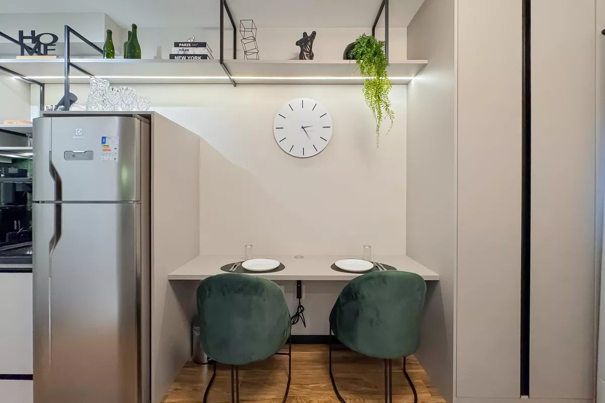 Studio Mobiliado para Aluguel – Próximo ao Metrô Paraíso e Av. Paulista  Este studio mobiliado de 21m² está disponível para locação e é ideal para quem busca praticidade, conforto e uma localização estratégica em São Paulo.  1 dormitório ensolarado (face norte)  Studio completo, com todos os utensílios e totalmente mobiliado – é só entrar e morar!  Rua tranquila e arborizada