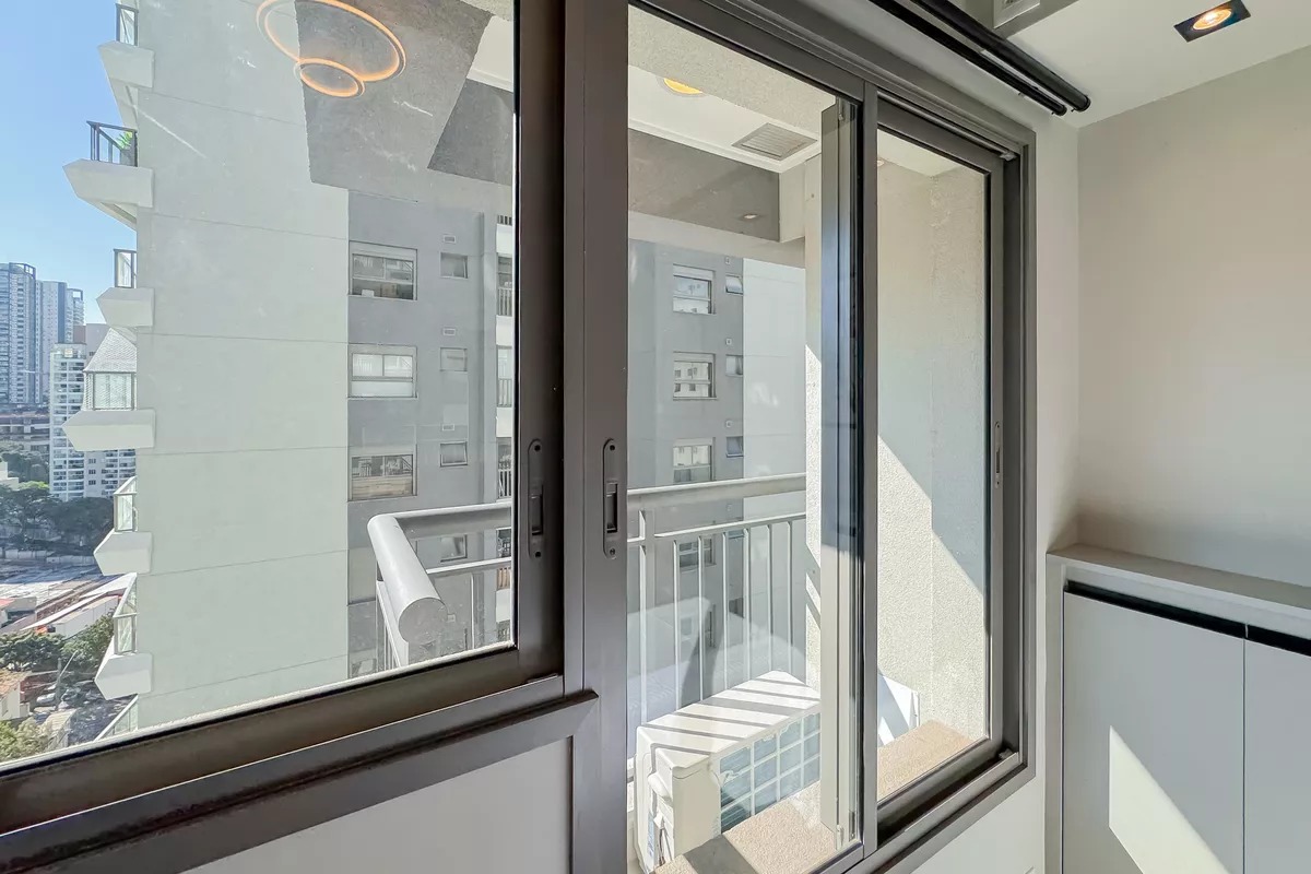 Studio Mobiliado para Aluguel – Próximo ao Metrô Paraíso e Av. Paulista  Este studio mobiliado de 21m² está disponível para locação e é ideal para quem busca praticidade, conforto e uma localização estratégica em São Paulo.  1 dormitório ensolarado (face norte)  Studio completo, com todos os utensílios e totalmente mobiliado – é só entrar e morar!  Rua tranquila e arborizada