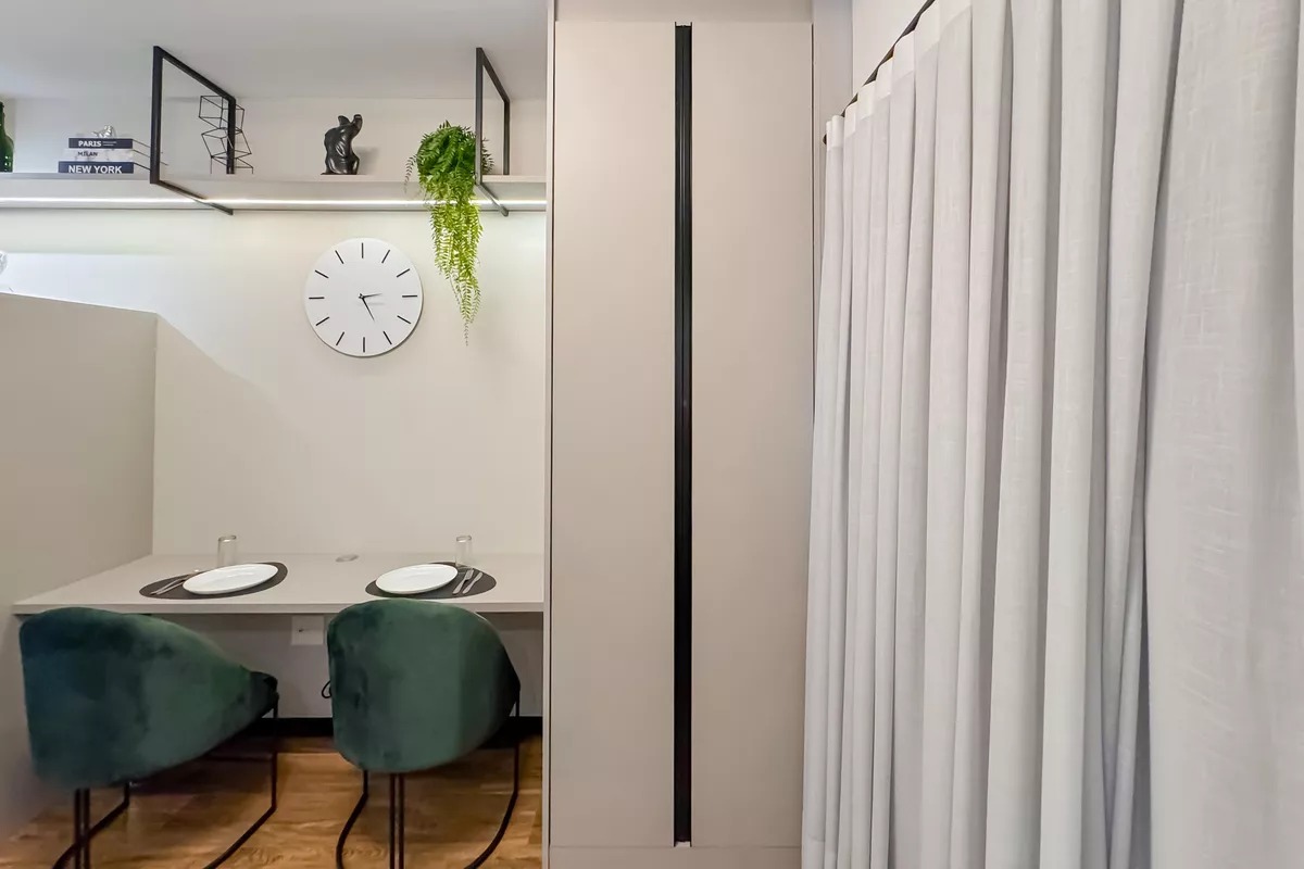 Studio Mobiliado para Aluguel – Próximo ao Metrô Paraíso e Av. Paulista  Este studio mobiliado de 21m² está disponível para locação e é ideal para quem busca praticidade, conforto e uma localização estratégica em São Paulo.  1 dormitório ensolarado (face norte)  Studio completo, com todos os utensílios e totalmente mobiliado – é só entrar e morar!  Rua tranquila e arborizada