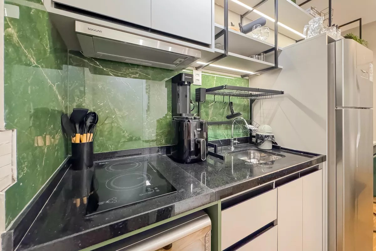 Studio Mobiliado para Aluguel – Próximo ao Metrô Paraíso e Av. Paulista  Este studio mobiliado de 21m² está disponível para locação e é ideal para quem busca praticidade, conforto e uma localização estratégica em São Paulo.  1 dormitório ensolarado (face norte)  Studio completo, com todos os utensílios e totalmente mobiliado – é só entrar e morar!  Rua tranquila e arborizada