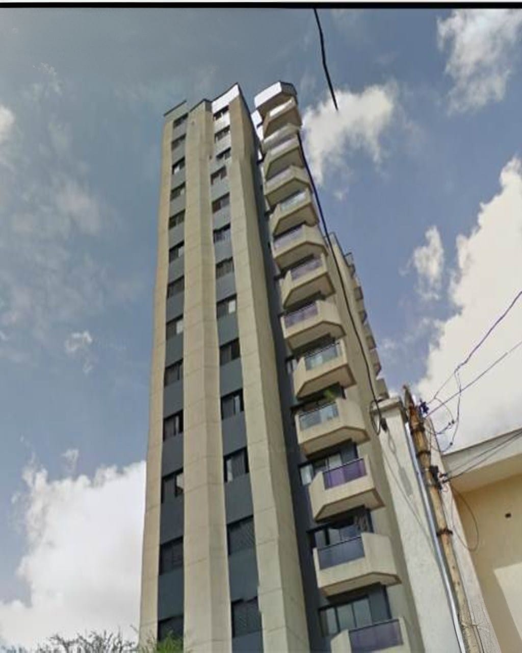 ✨ Apartamento à venda – Vila Galvão, Guarulhos ✨  Localização privilegiada em um dos melhores bairros da cidade!  Detalhes do imóvel:  107 m² muito bem distribuídos  3 dormitórios (sendo 1 suíte com varanda)  3 banheiros (inclui lavabo)  Sala ampla com varanda  Cozinha com armários planejados