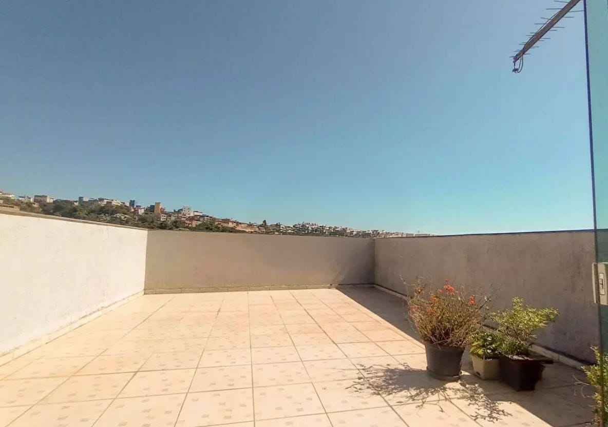  SOBRADO À VENDA – JARDIM ALTO ALEGRE  ✨ Destaques do imóvel:  3 dormitórios (sendo 1 suíte com closet)  4 banheiros  2 vagas de garagem  164m² de área construída  Sala de TV e Sala de Jantar  Cozinha ampla e lavanderia  Cobertura de lazer fechada com janelas de vidro – ideal para momentos de descanso e confraternização