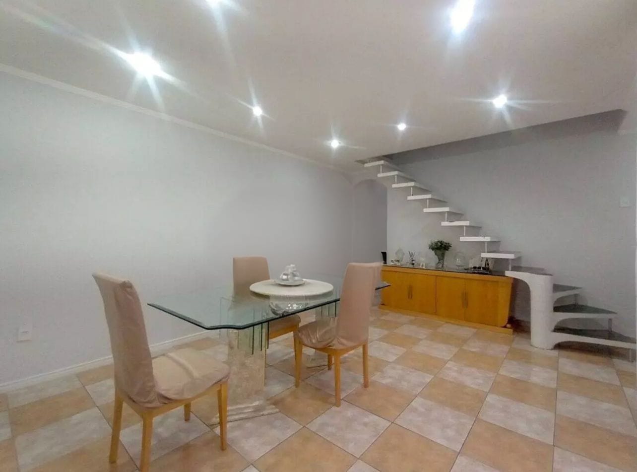  SOBRADO À VENDA – JARDIM ALTO ALEGRE  ✨ Destaques do imóvel:  3 dormitórios (sendo 1 suíte com closet)  4 banheiros  2 vagas de garagem  164m² de área construída  Sala de TV e Sala de Jantar  Cozinha ampla e lavanderia  Cobertura de lazer fechada com janelas de vidro – ideal para momentos de descanso e confraternização