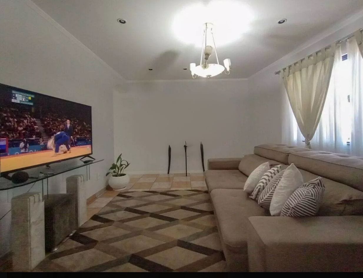  SOBRADO À VENDA – JARDIM ALTO ALEGRE  ✨ Destaques do imóvel:  3 dormitórios (sendo 1 suíte com closet)  4 banheiros  2 vagas de garagem  164m² de área construída  Sala de TV e Sala de Jantar  Cozinha ampla e lavanderia  Cobertura de lazer fechada com janelas de vidro – ideal para momentos de descanso e confraternização