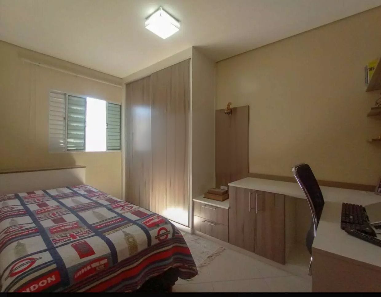  SOBRADO À VENDA – JARDIM ALTO ALEGRE  ✨ Destaques do imóvel:  3 dormitórios (sendo 1 suíte com closet)  4 banheiros  2 vagas de garagem  164m² de área construída  Sala de TV e Sala de Jantar  Cozinha ampla e lavanderia  Cobertura de lazer fechada com janelas de vidro – ideal para momentos de descanso e confraternização