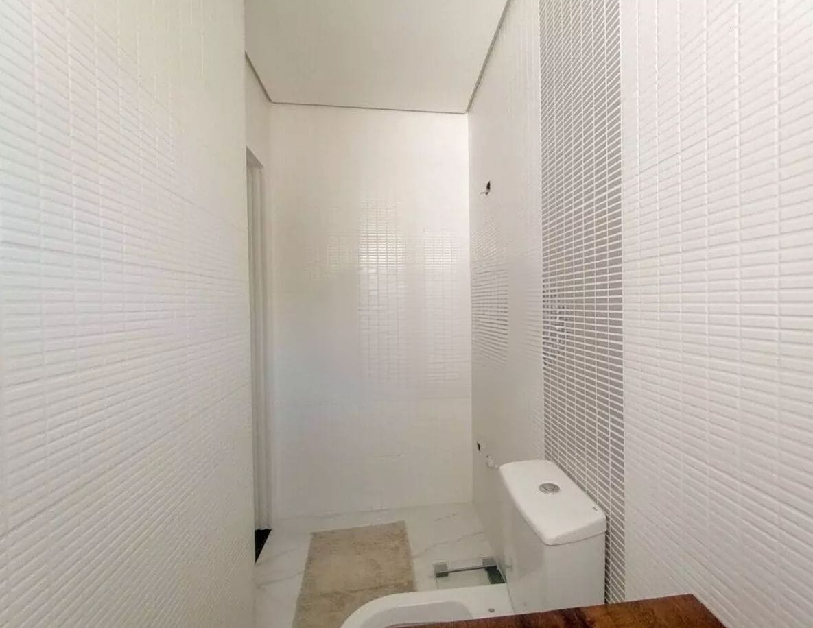  SOBRADO À VENDA – JARDIM ALTO ALEGRE  ✨ Destaques do imóvel:  3 dormitórios (sendo 1 suíte com closet)  4 banheiros  2 vagas de garagem  164m² de área construída  Sala de TV e Sala de Jantar  Cozinha ampla e lavanderia  Cobertura de lazer fechada com janelas de vidro – ideal para momentos de descanso e confraternização