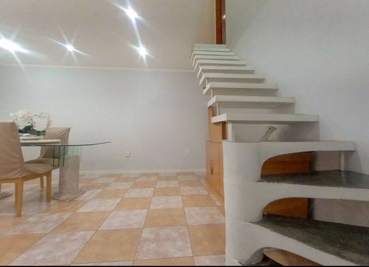  SOBRADO À VENDA – JARDIM ALTO ALEGRE  ✨ Destaques do imóvel:  3 dormitórios (sendo 1 suíte com closet)  4 banheiros  2 vagas de garagem  164m² de área construída  Sala de TV e Sala de Jantar  Cozinha ampla e lavanderia  Cobertura de lazer fechada com janelas de vidro – ideal para momentos de descanso e confraternização