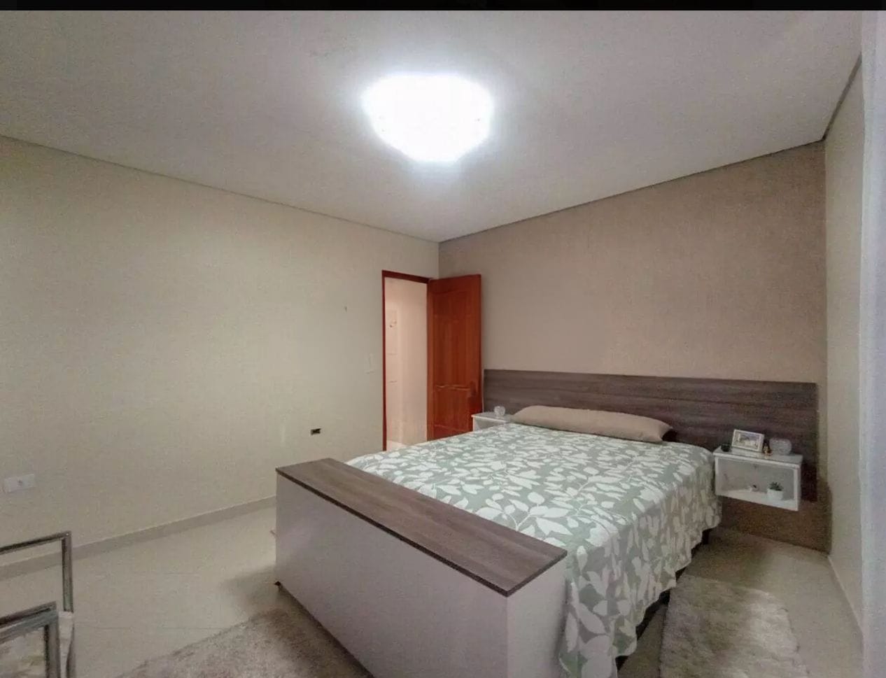  SOBRADO À VENDA – JARDIM ALTO ALEGRE  ✨ Destaques do imóvel:  3 dormitórios (sendo 1 suíte com closet)  4 banheiros  2 vagas de garagem  164m² de área construída  Sala de TV e Sala de Jantar  Cozinha ampla e lavanderia  Cobertura de lazer fechada com janelas de vidro – ideal para momentos de descanso e confraternização