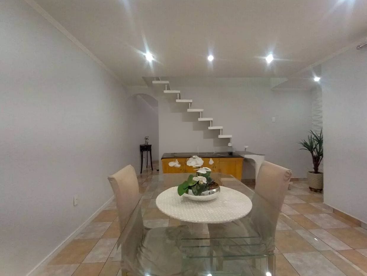  SOBRADO À VENDA – JARDIM ALTO ALEGRE  ✨ Destaques do imóvel:  3 dormitórios (sendo 1 suíte com closet)  4 banheiros  2 vagas de garagem  164m² de área construída  Sala de TV e Sala de Jantar  Cozinha ampla e lavanderia  Cobertura de lazer fechada com janelas de vidro – ideal para momentos de descanso e confraternização