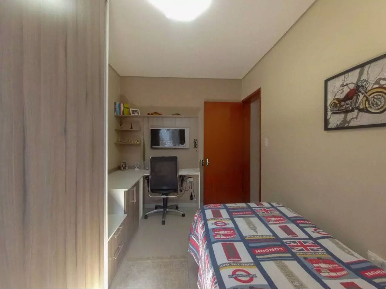  SOBRADO À VENDA – JARDIM ALTO ALEGRE  ✨ Destaques do imóvel:  3 dormitórios (sendo 1 suíte com closet)  4 banheiros  2 vagas de garagem  164m² de área construída  Sala de TV e Sala de Jantar  Cozinha ampla e lavanderia  Cobertura de lazer fechada com janelas de vidro – ideal para momentos de descanso e confraternização