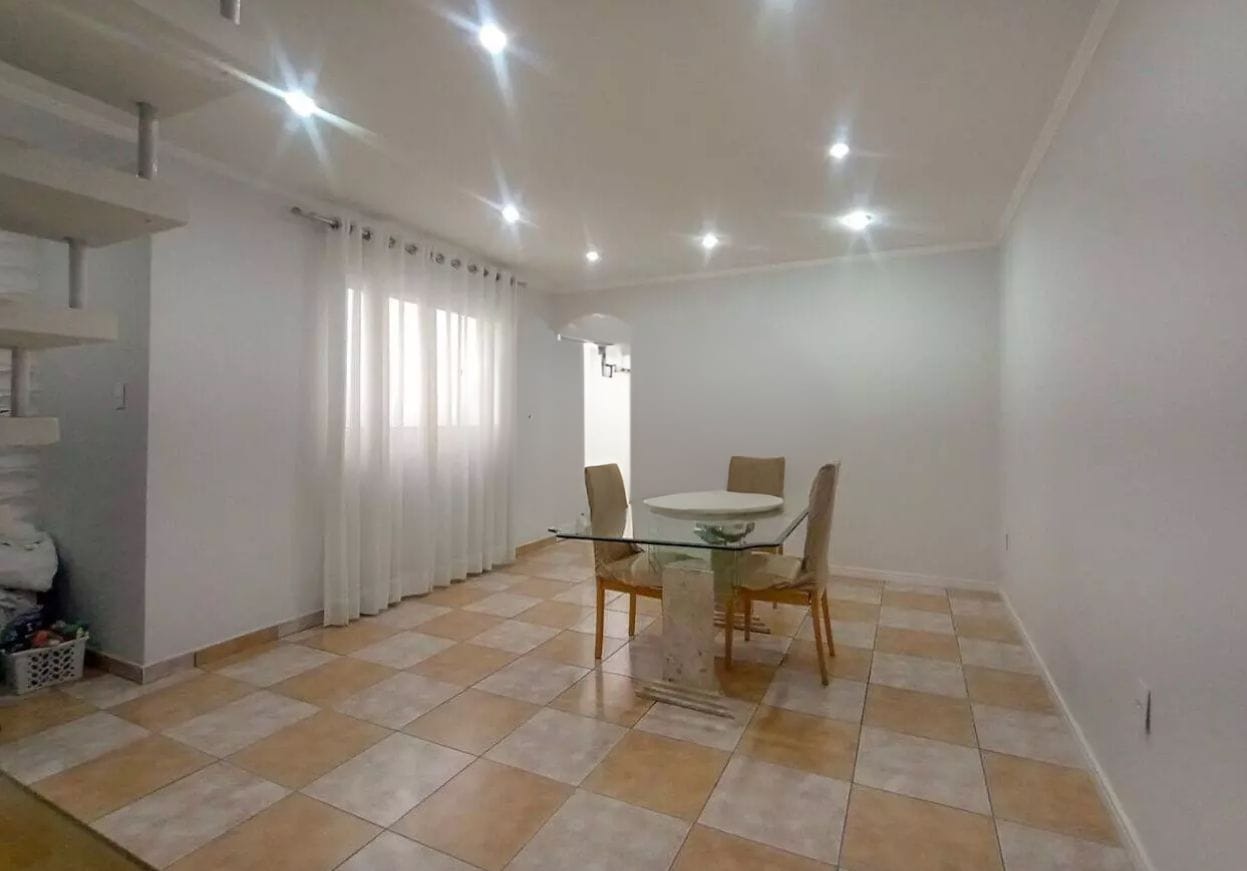  SOBRADO À VENDA – JARDIM ALTO ALEGRE  ✨ Destaques do imóvel:  3 dormitórios (sendo 1 suíte com closet)  4 banheiros  2 vagas de garagem  164m² de área construída  Sala de TV e Sala de Jantar  Cozinha ampla e lavanderia  Cobertura de lazer fechada com janelas de vidro – ideal para momentos de descanso e confraternização