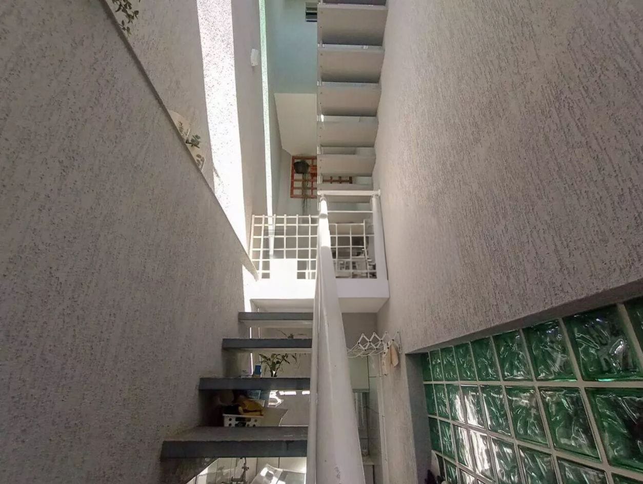  SOBRADO À VENDA – JARDIM ALTO ALEGRE  ✨ Destaques do imóvel:  3 dormitórios (sendo 1 suíte com closet)  4 banheiros  2 vagas de garagem  164m² de área construída  Sala de TV e Sala de Jantar  Cozinha ampla e lavanderia  Cobertura de lazer fechada com janelas de vidro – ideal para momentos de descanso e confraternização