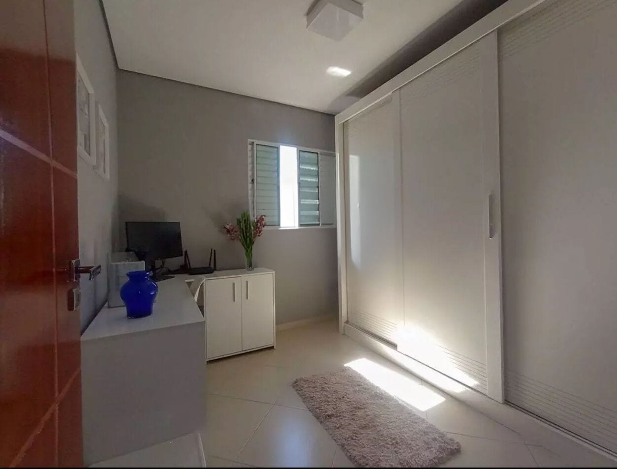  SOBRADO À VENDA – JARDIM ALTO ALEGRE  ✨ Destaques do imóvel:  3 dormitórios (sendo 1 suíte com closet)  4 banheiros  2 vagas de garagem  164m² de área construída  Sala de TV e Sala de Jantar  Cozinha ampla e lavanderia  Cobertura de lazer fechada com janelas de vidro – ideal para momentos de descanso e confraternização