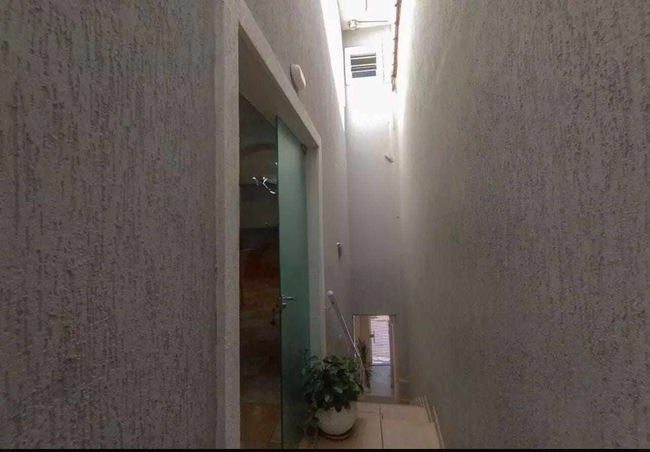  SOBRADO À VENDA – JARDIM ALTO ALEGRE  ✨ Destaques do imóvel:  3 dormitórios (sendo 1 suíte com closet)  4 banheiros  2 vagas de garagem  164m² de área construída  Sala de TV e Sala de Jantar  Cozinha ampla e lavanderia  Cobertura de lazer fechada com janelas de vidro – ideal para momentos de descanso e confraternização