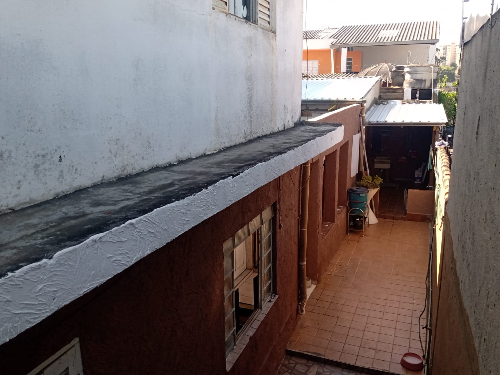 Casa Ampla à Venda – Vila Ema  ✨ Destaques do Imóvel:  8 cômodos bem distribuídos  4 dormitórios  2 cozinhas  1 sala aconchegante  2 áreas de serviço  2 quintais  3 banheiros (sendo 1 suíte na edícula)  1 vaga de garagem  Salão comercial no térreo