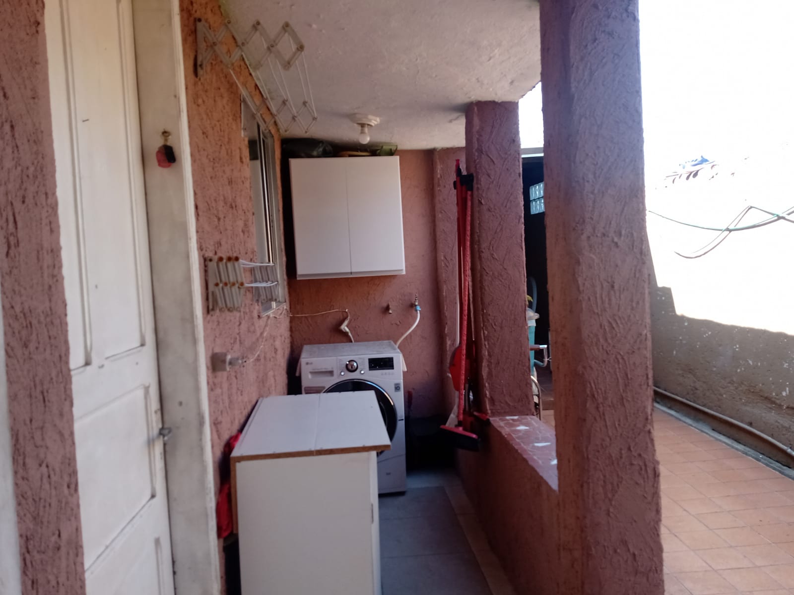 Casa Ampla à Venda – Vila Ema  ✨ Destaques do Imóvel:  8 cômodos bem distribuídos  4 dormitórios  2 cozinhas  1 sala aconchegante  2 áreas de serviço  2 quintais  3 banheiros (sendo 1 suíte na edícula)  1 vaga de garagem  Salão comercial no térreo