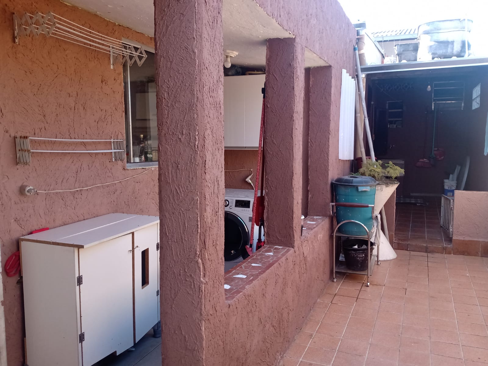 Casa Ampla à Venda – Vila Ema  ✨ Destaques do Imóvel:  8 cômodos bem distribuídos  4 dormitórios  2 cozinhas  1 sala aconchegante  2 áreas de serviço  2 quintais  3 banheiros (sendo 1 suíte na edícula)  1 vaga de garagem  Salão comercial no térreo