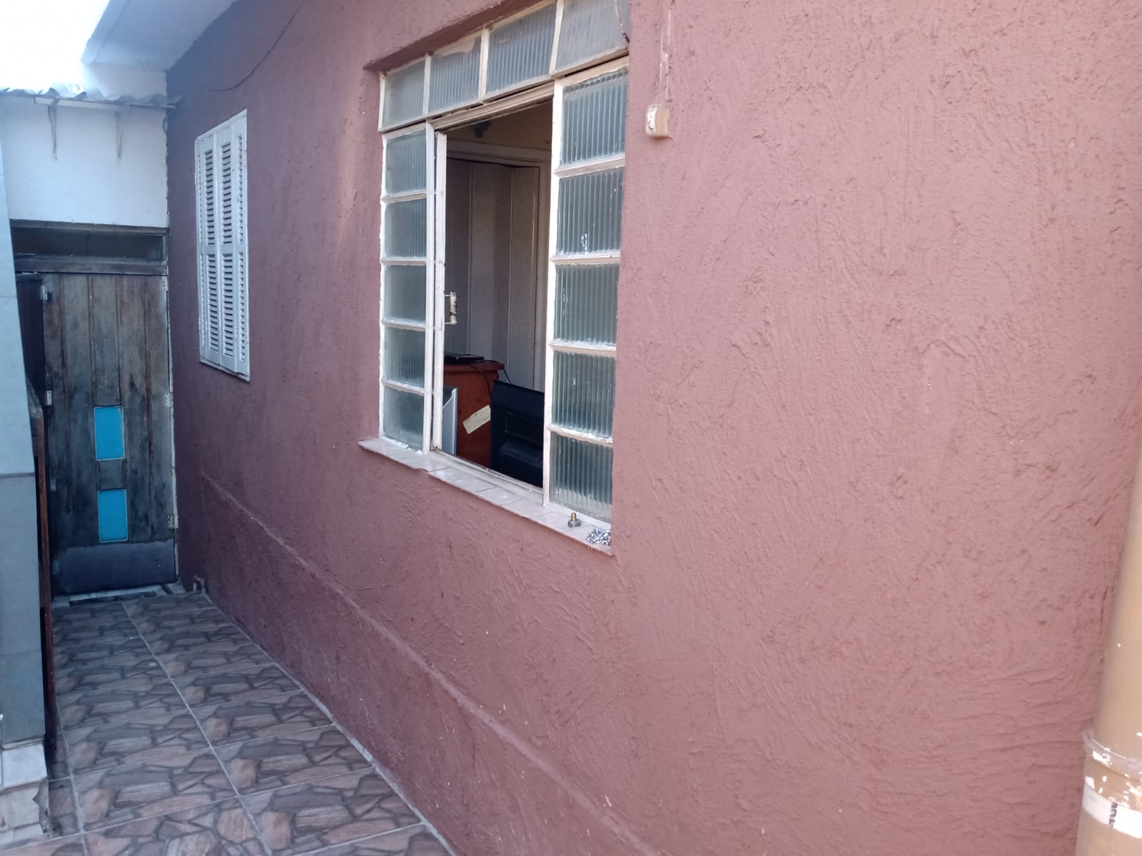 Casa Ampla à Venda – Vila Ema  ✨ Destaques do Imóvel:  8 cômodos bem distribuídos  4 dormitórios  2 cozinhas  1 sala aconchegante  2 áreas de serviço  2 quintais  3 banheiros (sendo 1 suíte na edícula)  1 vaga de garagem  Salão comercial no térreo