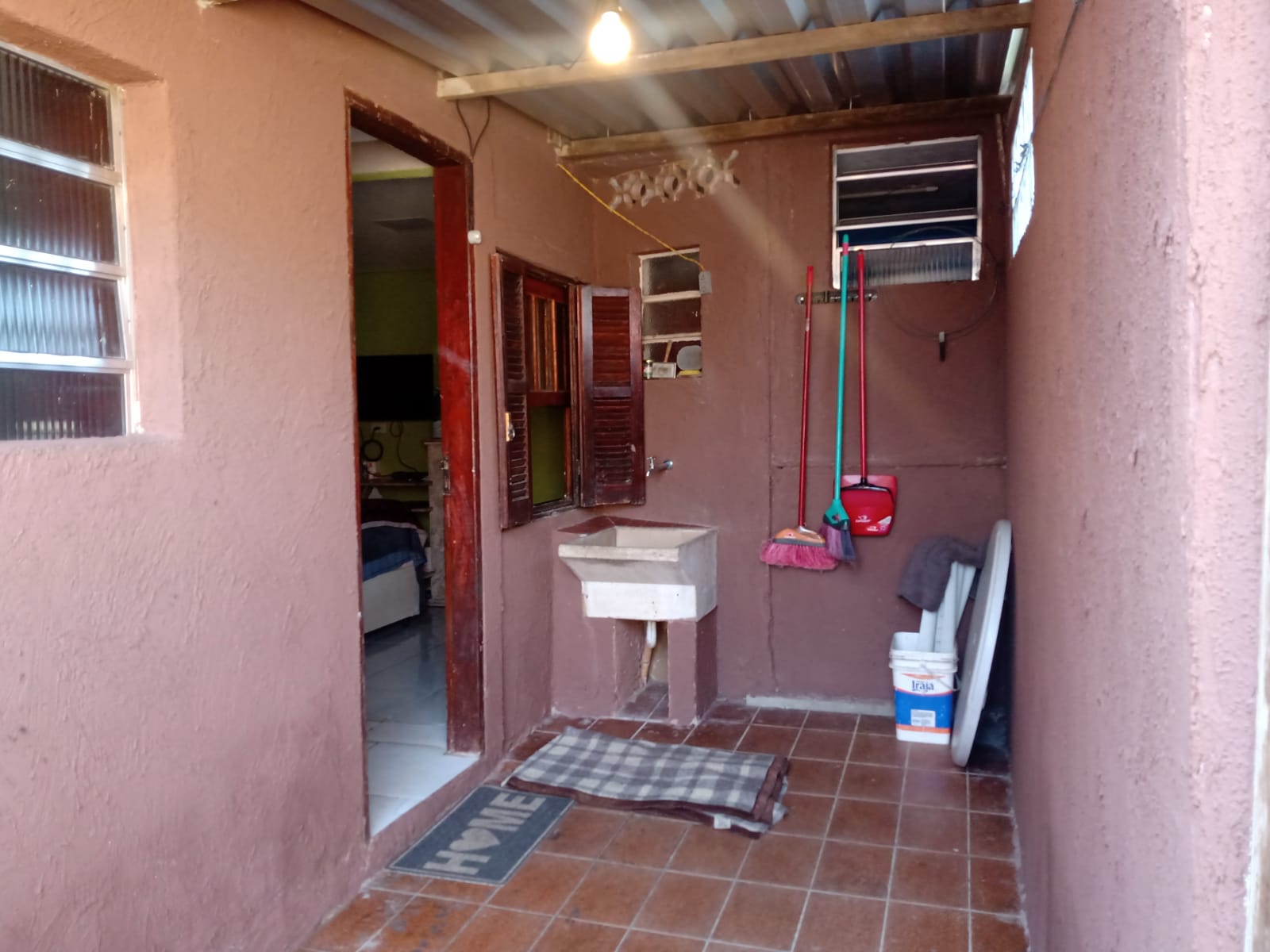 Casa Ampla à Venda – Vila Ema  ✨ Destaques do Imóvel:  8 cômodos bem distribuídos  4 dormitórios  2 cozinhas  1 sala aconchegante  2 áreas de serviço  2 quintais  3 banheiros (sendo 1 suíte na edícula)  1 vaga de garagem  Salão comercial no térreo
