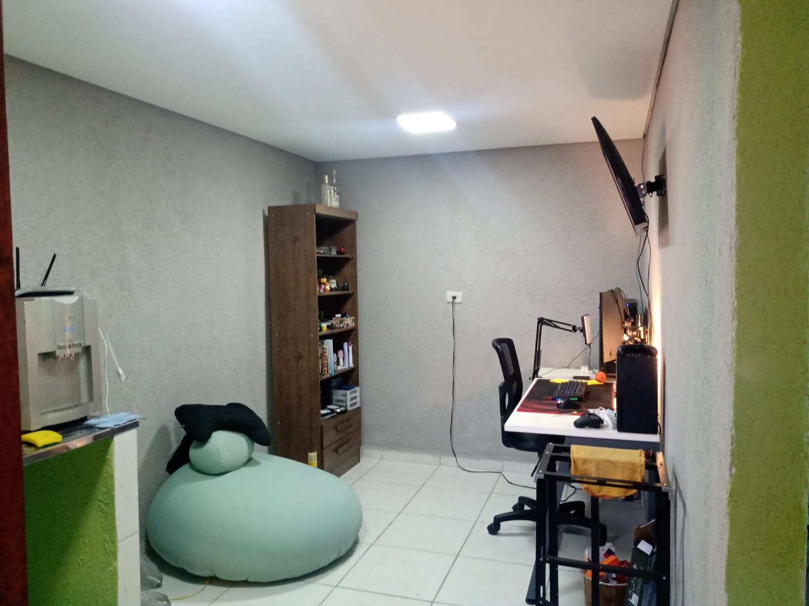 Casa Ampla à Venda – Vila Ema  ✨ Destaques do Imóvel:  8 cômodos bem distribuídos  4 dormitórios  2 cozinhas  1 sala aconchegante  2 áreas de serviço  2 quintais  3 banheiros (sendo 1 suíte na edícula)  1 vaga de garagem  Salão comercial no térreo