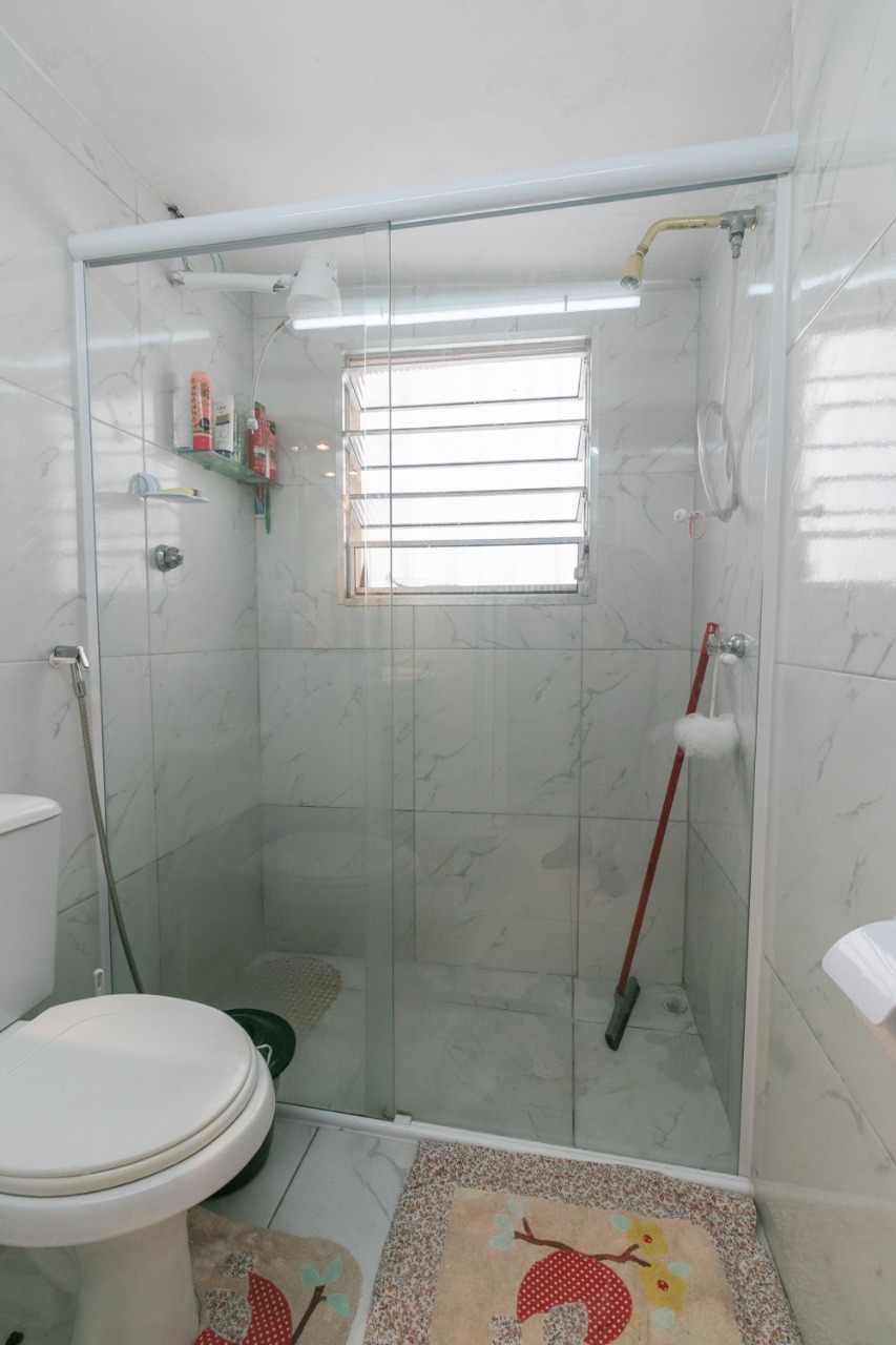 Casa Ampla à Venda – Vila Ema  ✨ Destaques do Imóvel:  8 cômodos bem distribuídos  4 dormitórios  2 cozinhas  1 sala aconchegante  2 áreas de serviço  2 quintais  3 banheiros (sendo 1 suíte na edícula)  1 vaga de garagem  Salão comercial no térreo